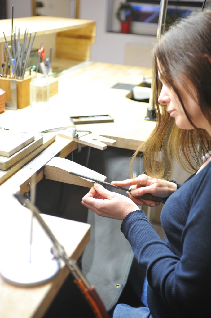 Maike beim Bearbeiten eines Schmückstückes